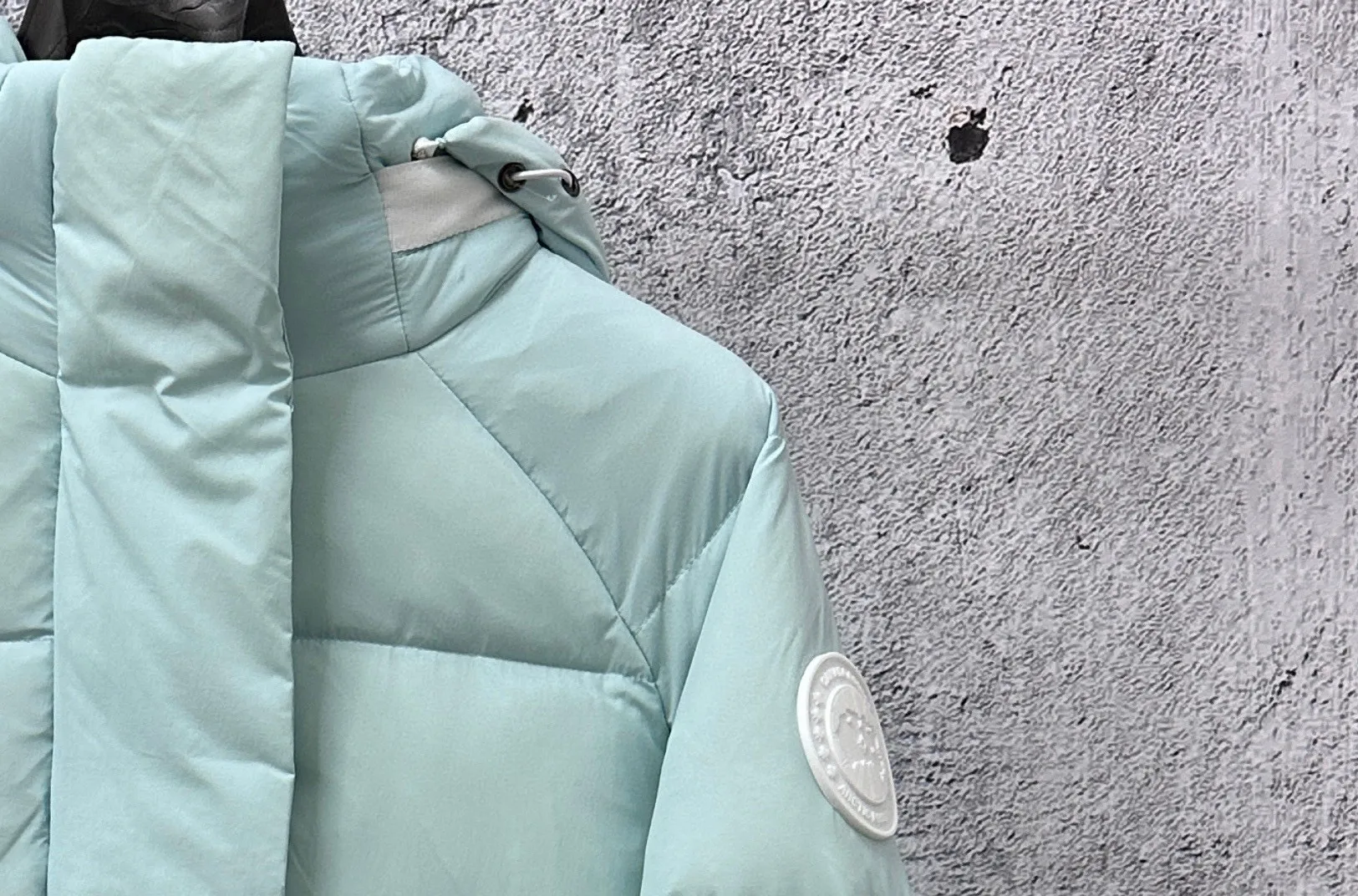P740 【𝗖𝗔𝗡𝗔𝗗𝗔 𝗚𝗢𝗢𝗦𝗘】Capsule Series Macaron White Label Fabric: Made of soft EnduraLuxe fabric imported from DuPont, CORDURA, USA, which enhances the durability of easy-to-wear parts, is lightweight and durable; the liner is made of 400T anti-velvet gallbladder, which is comfortable, soft and non-velvet. : Equipped with a detachable hood, which can be adjusted in two directions, and is also filled with down, which brings greater softness and wrapping around the head and neck, and is full of warmth. This parka features white trim on the back and sides, and the hardware locks are all original and custom-made to match the muted fabric color. Goose label: The official website’s new series of silicone material labels, non-embroidery labels. Length: Fit hip-length. Size: XS-L